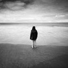 Visão traseira do homem de pé em uma praia, Islândia — Fotografia de Stock