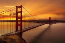Vista panorámica de Sunrise Over Golden Gate Bridge, San Francisco, California, América, Usa. - foto de stock