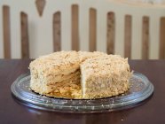 Torta biscotto su torta stand sopra tavolo in cucina — Foto stock