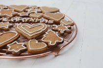 Gingerbread cookies on a wire cooling rack — Stock Photo