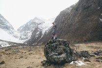 Mulher em pé sobre uma rocha, República da Ossétia do Norte, Rússia — Fotografia de Stock