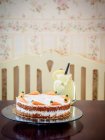 Torta di carota con una bevanda di limonata sopra tavolo a cucina — Foto stock