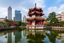 Blick auf die traditionelle chinesische Pagode mit den modernen Architekturen rund um den Peace Memorial Park, Bezirk Zhongzheng, Taipeh, Taiwa — Stockfoto