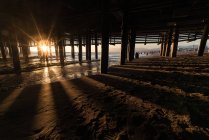 Sun Flare sotto Santa Monica Pier, California, Stati Uniti d'America — Foto stock