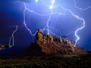 Vue panoramique de Lightning over Battleship Rock, Valley of the Gods, Utah, Amérique, États-Unis — Photo de stock