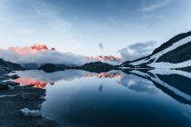 Vue panoramique sur le Lac Blanc et les Alpes françaises, Chamonix-mont-blanc, France — Photo de stock