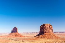 Vista panorámica de The Mittens, Monument Valley, Nación Navajo, Arizona, América, EE.UU. - foto de stock