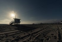 Silhouette d'un poste de sauveteur, Venice Beach, Los Angeles, Californie, Amérique, USA — Photo de stock