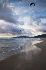 Silhouette di un uomo kitesurf, Los Lances Beach, Tarifa, Cadice, Andalusia, Spagna — Foto stock