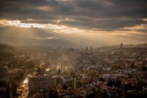Vista aérea del paisaje urbano de Sarajevo, Bosnia y Herzegovina - foto de stock