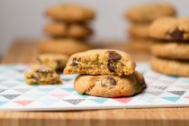 Chocolate chip cookies on a table with napkins — Stock Photo