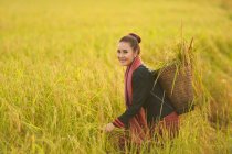 Porträt einer Frau bei der Ernte, Thailand — Stockfoto