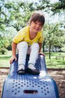 Чарівна маленька усміхнена дівчинка на дитячому майданчику — стокове фото