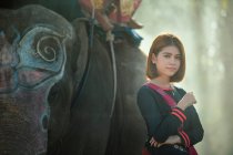 Retrato de uma mulher ao lado de um elefante, Tailândia — Fotografia de Stock