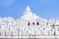 Drei Mönche auf Tempel, Heiden, Myanmar — Stockfoto