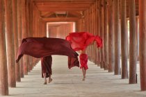 Due monaci novizi che camminano attraverso l'antico tempio, Bagan, Myanmar — Foto stock