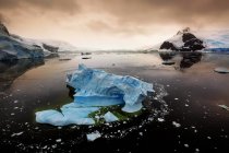 Vista panorâmica de Icebergs no Canal Lemaire ao pôr do sol, Antártida — Fotografia de Stock