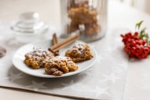 Вкусная овсянка и тыквенное печенье на тарелке — стоковое фото