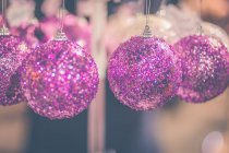 Vista de cerca de las decoraciones de adornos de bolas de Navidad rosa - foto de stock