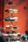 Porte-gâteaux avec cupcakes de Noël au café — Photo de stock