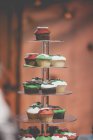 Kuchenstand mit weihnachtlichen Cupcakes im Café — Stockfoto