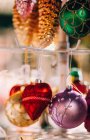 Vue rapprochée des décorations de boules de Noël — Photo de stock