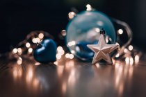 Bola de Navidad, estrellas y luces de hadas - foto de stock