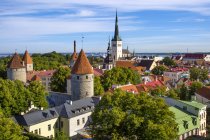 Живописный вид на горизонт города, Таллинн, Эстония — стоковое фото