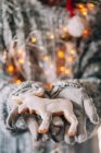 Abgeschnittenes Bild von Mädchenhänden, die festliche Weihnachtsplätzchen halten — Stockfoto