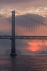 Vista panorâmica da ponte 25 de abril ao pôr do sol, Lisboa, Portugal — Fotografia de Stock
