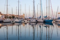 Vista panorámica de barcos amarrados en el puerto deportivo, La ciotat, Costa Azul, Francia - foto de stock