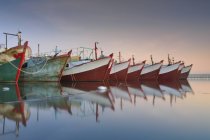 В гавани индонезийского острова Бали пришвартованы несколько лодок — стоковое фото