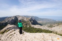 Donna in piedi sulla vetta della montagna, Maiorca, Spagna — Foto stock