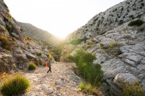 Frau wandert in den Bergen, Mallorca, Spanien — Stockfoto
