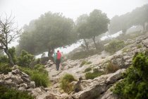 Frau wandert in den Bergen, Mallorca, Spanien — Stockfoto