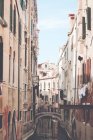 Veduta panoramica degli edifici lungo un canale, Venezia, Italia — Foto stock