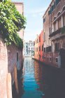 Vista panorámica de los edificios a lo largo de un canal, Venecia, Italia - foto de stock