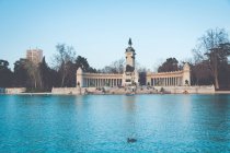 Величественный вид на памятник Альфонсо XII и озеро, Парк Буэн Ретиро, Мадрид, Испания — стоковое фото