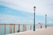 Straßenlaternen entlang der Uferpromenade, Insel Burano, Venedig, Italien — Stockfoto