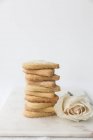 Pilha de biscoitos em forma de coração shortbread e uma rosa — Fotografia de Stock