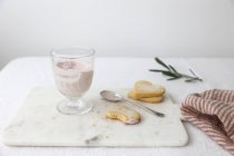 Biscoitos em forma de coração com mousse de morango — Fotografia de Stock