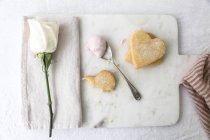 Heart shaped shortbread biscuit with a rose — Stock Photo