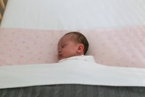 Mädchen schläft im Kinderbett — Stockfoto