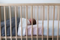 Дівчинку спати в ліжечко — стокове фото