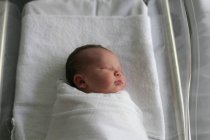 Bebé recién nacido envuelto en una manta - foto de stock