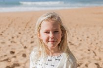 Portrait d'une fille souriante sur la plage — Photo de stock