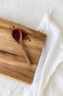 Cuchara de madera cubierta de mermelada en tabla de cortar - foto de stock