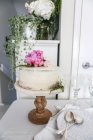 Бісквіт з buttercream глазур на торт стенд — стокове фото