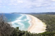 Vista panorâmica da praia vazia, Byron Bay, Nova Gales do Sul, Austrália — Fotografia de Stock