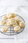 Macaroni di mandorle su una griglia di raffreddamento, vista da vicino — Foto stock